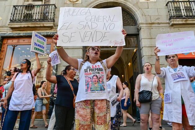 May 30, 2026, Madrid, Madrid, SPAIN: Home Care Service (SAD) workers take part in a protest at Puerta del Sol in Madrid, Spain. Participants gathered to demonstrate and express their demands regarding the Home Care Service sector. Madrid SPAIN - ZUMAz108 20260530_znp_z108_025 Copyright: xRichardxZubelzux