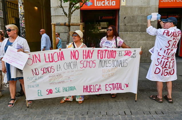 May 30, 2026, Madrid, Madrid, SPAIN: Home Care Service (SAD) workers take part in a protest at Puerta del Sol in Madrid, Spain. Participants gathered to demonstrate and express their demands regarding the Home Care Service sector. Madrid SPAIN - ZUMAz108 20260530_znp_z108_030 Copyright: xRichardxZubelzux