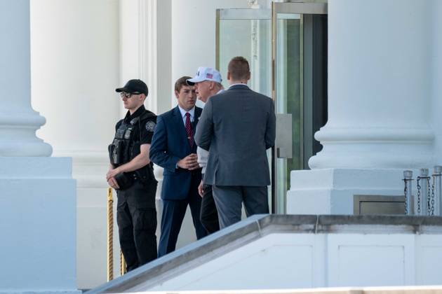 May 30, 2026, Washington, District Of Columbia, USA: President DONALD TRUMP steps out of the White House as he heads toward his vehicles to depart the White House. Washington USA  - ZUMAs365 20260530_znp_s365_004 Copyright: xJoeyxSussmanx