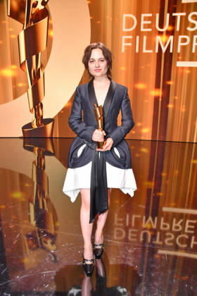 Lena Urzendowsky bei der Verleihung des Deutschen Filmpreises Lola im Palais am Funkturm Messe in Berlin am 29.05.2026