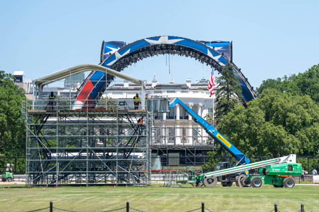 News Bilder des Tages May 30, 2026, Washington, District Of Columbia, USA: Construction of the UFC event venue is underway on the South Lawn and the Ellipse outside the White House. Washington USA - ZUMAs365 20260530_znp_s365_016 Copyright: xJoeyxSussmanx
