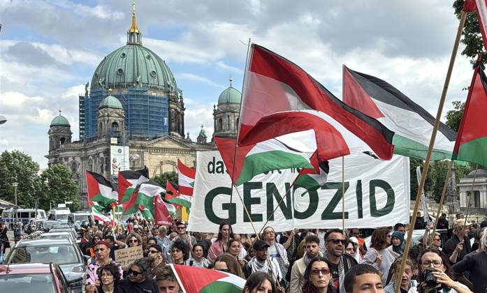 News Bilder des Tages Israeli attacks on Palestine and Lebanon protested in Berlin BERLIN, GERMANY - MAY 30: Demonstrators, holding banners and flags, march near the Eberswalder Strasse metro station in the Prenzlauer Berg district to protest against Israel s attacks on Palestine and Lebanon, in Berlin, Germany, on May 30, 2026. A large number of participants gathered to voice their opposition to Germany s arms supplies to Israel and its military actions in Palestine and Lebanon. Erbil Basay Anadolu Berlin Germany. Editorial use only. Please get in touch for any other usage.  Copyright: x2026xAnadoluxErbilxBasayx