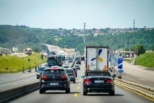 Niefern-Öschelbronn, Baden-Württemberg, Deutschland, Europa, Autobahn A8, Enztalquerung, Autobahnausbau, Großbaustelle, Tunnelbau, Straßenbau, Infrastrukturprojekt, Verkehrsführung, Baustellenverkehr, stockender Verkehr, Stau, Individualverkehr, Pendlerverkehr, Reiseverkehr, LKW-Verkehr, Gütertransport, Logistik, Mobilität, Verkehrsinfrastruktur, Brückenbau, Tunnelportal, Lärmschutzwand, Baukräne, Baustelle Deutschland, Engpass, Fahrbahnverengung, Verkehrssicherheit, Investitionen in Infrastruktur, Bundesverkehrswegeplan, Bauwirtschaft, Enzkreis, Pforzheim, Karlsruhe-Stuttgart, Wirtschaft, Lieferketten, Modernisierung, Verkehrspolitik. Copyright: xJOERANxSTEINSIEKx