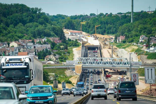 News Bilder des Tages Niefern-Öschelbronn, Baden-Württemberg, Deutschland, Europa, Autobahn A8, Enztalquerung, Autobahnausbau, Großbaustelle, Tunnelbau, Straßenbau, Infrastrukturprojekt, Verkehrsführung, Baustellenverkehr, stockender Verkehr, Stau, Individualverkehr, Pendlerverkehr, Reiseverkehr, LKW-Verkehr, Gütertransport, Logistik, Mobilität, Verkehrsinfrastruktur, Brückenbau, Tunnelportal, Lärmschutzwand, Baukräne, Baustelle Deutschland, Engpass, Fahrbahnverengung, Verkehrssicherheit, Investitionen in Infrastruktur, Bundesverkehrswegeplan, Bauwirtschaft, Enzkreis, Pforzheim, Karlsruhe-Stuttgart, Wirtschaft, Lieferketten, Modernisierung, Verkehrspolitik. Copyright: xJOERANxSTEINSIEKx