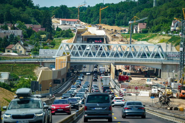 Niefern-Öschelbronn, Baden-Württemberg, Deutschland, Europa, Autobahn A8, Enztalquerung, Autobahnausbau, Großbaustelle, Tunnelbau, Straßenbau, Infrastrukturprojekt, Verkehrsführung, Baustellenverkehr, stockender Verkehr, Stau, Individualverkehr, Pendlerverkehr, Reiseverkehr, LKW-Verkehr, Gütertransport, Logistik, Mobilität, Verkehrsinfrastruktur, Brückenbau, Tunnelportal, Lärmschutzwand, Baukräne, Baustelle Deutschland, Engpass, Fahrbahnverengung, Verkehrssicherheit, Investitionen in Infrastruktur, Bundesverkehrswegeplan, Bauwirtschaft, Enzkreis, Pforzheim, Karlsruhe-Stuttgart, Wirtschaft, Lieferketten, Modernisierung, Verkehrspolitik. Copyright: xJOERANxSTEINSIEKx