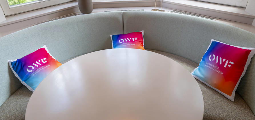 OWF26 EUR, Deutschland, Berlin, 31.05.2026: sGesprächsrunde - gemütliche Ecke für intensive Gespräche - zur Konferenz des Ostdeutschen Wirtschaftsforum unter dem Leitgedanken Eine neue (Un)Ordnung, welche Rolle spielt Deutschland und Europa im globalen Systemwettbewerb? Ostdeutschland steht dabei im Mittelpunkt als Region. Die Transformation im Gespräch zwischen Politik, Wirtschaft und Gesellschaft
