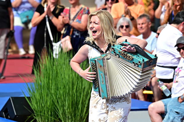 ARD - Immer wieder Sonntags. Sängerin Sabrina Kulovits während der ARD - Unterhaltungsshow Immer wieder Sonntags am 31.05.2026 im Europapark Rust. 20260531MWI126887