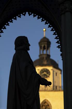 Lutherdenkmal, Martin-Luther-Denkmal, dahinter Stadtkirche St. Marien, Marktplatz, Lutherstadt Wittenberg, Abendstimmung, Sachsen-Anhalt, Deutschland Luther Memorial, Martin Luther Memorial, St. Marien City Church, Market Square, Luther city Wittenberg, evening mood, Saxony-Anhalt, Germany Copyright: imageBROKER MichaelxWeber ibximw17910578.jpg