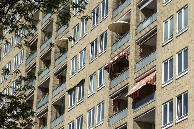 Detailansicht, Fassade, Balkone im Sommer, Grindelhochhäuser, denkmalgeschütztes Ensemble von zwölf Hochhäusern im Bezirk Eimsbüttel, Hamburg, Deutschland Detailed view, façade, balconies in summer, Grindel skyscrapers, heritage-protected ensemble of twelve skyscrapers in the Eimsbüttel district, Hamburg, Germany Copyright: imageBROKER ChristopherxTamcke ibxcrt17868569.jpg
