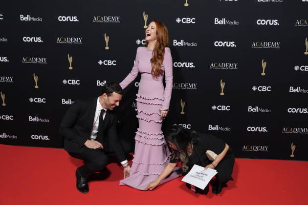 May 31, 2026, Toronto, On, CAN: Sarah Drew has her dress hem adjusted by Peter Mooney and a publicist at The Canadian Screen Awards in Toronto on Sunday, May 31, 2026. Toronto CAN  - ZUMAc35_ 20260531_zaf_c35_026 Copyright: xChrisxYoungx