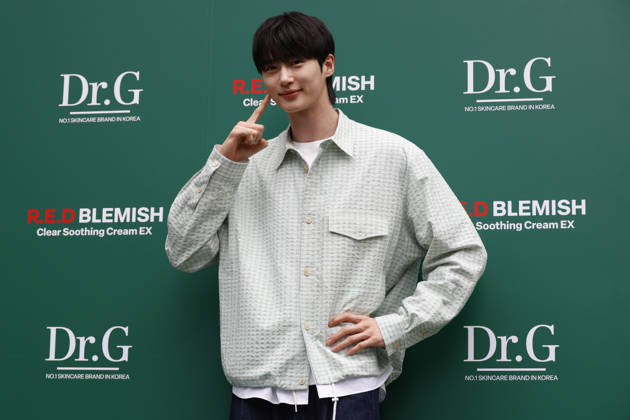 Byeon Woo-seok attends Dr.G pop-up store event in South Korea South Korean actor Byeon Woo-seok poses for photographers during a pop-up store event celebrating the product renewal of Korean dermocosmetic brand Dr.G in Seoul, South Korea, on June 01, 2026. Seoul South Korea  Copyright: xMatrixxImages JungxUi-Chelx