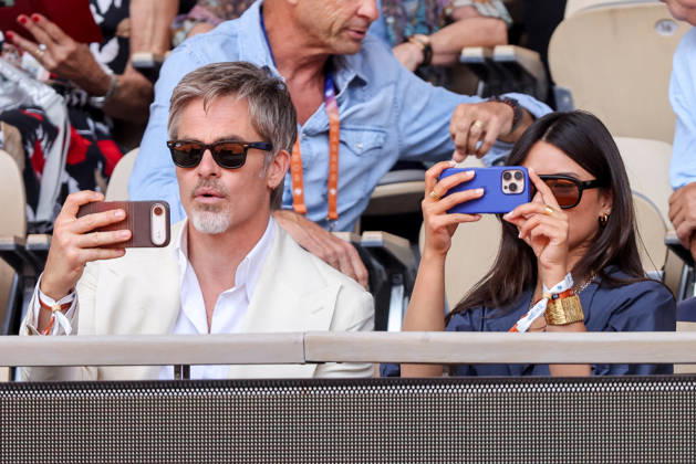 Chris Pine et sa compagne Keana Sky Wenger dans les tribunes lors des Internationaux de France de Tennis de Roland Garros 2026, le 1er juin 2026 Jacovides Moreau Bestimage Chris Pine and his girlfriend Keana Sky Wenger in the stands during the French Open Tennis Championships at Roland Garros 2026 Paris, on June 1st, 2026 Paris France  Copyright: xDOMINIQUExJACOVIDESx xBESTIMAGExDOMINIQUExJACOVIDESx xBESTIMAGEx