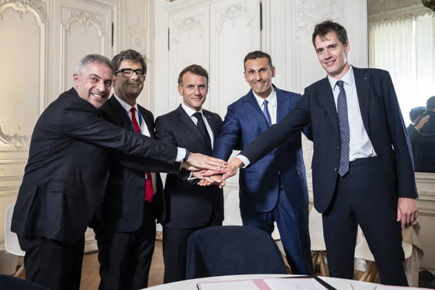 Choose France Business Summit - Paris Ahmed Yahia Al Idrissi, Managing Director and CEO of MGX, President of BPI Nicolas Dufourcq and Mistral CEO Arthur Mensch, French President Emmanuel Macron and Khaldoon Al Mubarak, CEO and managing director of Mubadala Investment Company, attend a signed agreement during the Choose France business summit, aiming to attract foreign investors to the country, at the Chateau de Versailles in Versailles, near Paris, France, June 1, 2026. Photo by Eliot Blondet ABACAPRESS.COM Paris France France Copyright: xBlondetxEliot ABACAx