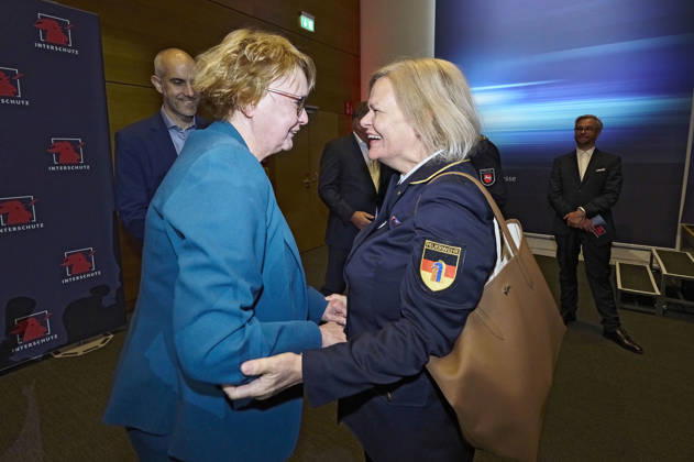 Daniela Behrens und Nancy Faeser beim Eröffnungsrundgang über die Interschutz 2026 , der Weltleitmesse für Feuerwehr, Rettungswesen und Bevölkerungsschutz, auf dem Messegelände. Hannover, 01.06.2026