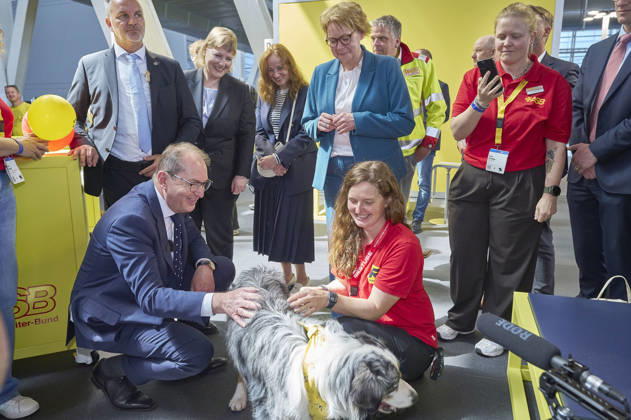 Alexander Dobrindt und Daniela Behrens beim Eröffnungsrundgang über die Interschutz 2026 , der Weltleitmesse für Feuerwehr, Rettungswesen und Bevölkerungsschutz, auf dem Messegelände. Hannover, 01.06.2026