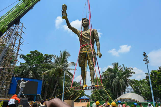 KOLKATA, INDIA - JUNE 1: Public Works Department (PWD) authorities brought down and took away the 70-foot fibreglass statue of Argentine football legend Lionel Messi from Lake Town after local residents reported that it was swaying in strong winds on June 1, 2026 in Kolkata, India. Lionel Messi virtually unveiled his statue in Kolkata s Lake Town area (Sree Bhumi Sporting Club) in December 2025. (Photo by Samir Jana Hindustan Times) 70 Foot Statue Of Footballer Lionel Messi Taken Down Due To Safety Concerns In Kolkata