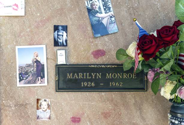 June 01, 2026 - Los Angeles, Caloifornia, USA - Film star and cultural icon Marilyn Monroe s crypt at the Pierce Brothers. Westwood Village Memorial Park & Mortuary attracts remembrances on what would have been her 100th birthday, June 01, 2026. Los Angeles USA - ZUMAce6_ 20260601_zaf_ce6_003 Copyright: xBrianxCahnx