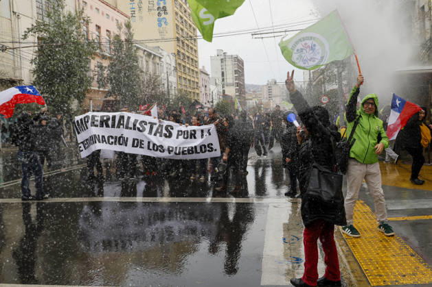 Valparaiso, June 1, 2026 Demonstrators clash with police to try to advance to the Congress where the President delivers his first public account Andres Pina Aton Chile, Valparaiso Chile Aton 1161343  Copyright: ANDRESxPINA ATONxCHILE