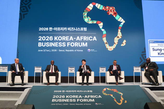 S. Korea-Africa biz forum S. Korea-Africa biz forum (From L to R) Tunisian Foreign Minister Mohamed Ali Nafti, Rwandan Foreign Minister Olivier Jean Patrick Nduhungirehe, Kim Sung-soo, chief of the Europe-Africa Research Institute at Hanyang University, Mozambican Planning and Development Minister Salim Ismael Vala and Gambian Foreign Minister Sering Modou Njie attend a business forum involving business leaders and government officials from South Korea and African nations in Seoul on June 2, 2026, to discuss ways to deepen economic cooperation and expand industrial partnerships. The forum was organized as a sideline event to the Korea-Africa Foreign Ministers Meeting held the previous day. (Yonhap) 2026-06-02 14:12:46 < 1980-2026 YONHAPNE  Copyright: xx PYH2026060213350031500 YonhapxNewsx yonphotos252907