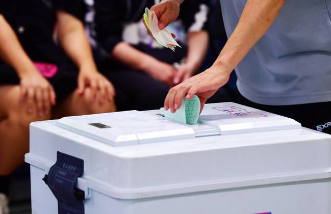 South Korea holds nationwide local elections Voters cast their ballots at a polling station set up in a high school during South Korea s 9th Nationwide Local Elections and National Assembly by-elections in Seoul, South Korea, June 3, 2026. Voting got underway at more than 14,200 polling stations across the country. Seoul South Korea  Copyright: xMatrixxImagesx xKwakxKyung-keunx