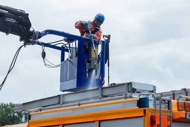 resConEx 2026 am 03.06.2026 im RheinEnergieStadion in Köln Dekontamination eines Fahrzeugs LKWs Ein Mitarbeiter des THW besprüht ein Fahrzeug