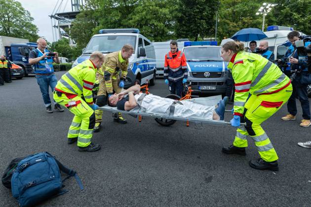 resConEx 2026 am 03.06.2026 im RheinEnergieStadion in Köln Eine ( verletzte ) Person wird von Einsatzkräften auf einer Trage Liege getragen