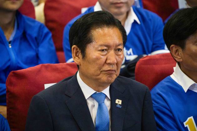 June 3, 2026, Seoul, South Korea: Jung Chung-rae, leader of the ruling Democratic Party of Korea, watches as exit poll results predict a landslide win for his party in the local elections, on Wednesday, June 3, 2026 at the National Assembly in Seoul, South Korea. Seoul South Korea - ZUMAh163 20260603_znp_h163_019 Copyright: xJintakxHanx