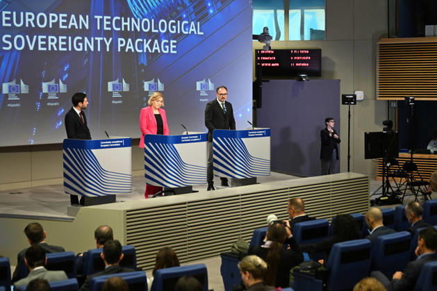 News Bilder des Tages EU Commission Vice-President Virkkunen and Commissioner Jorgensen hold press conference BRUSSELS, BELGIUM - JUNE 03: European Commission Executive Vice-President for Tech Sovereignty, Security and Democracy Henna Virkkunen (C) and European Commissioner for Energy Dan Jorgensen (R) hold a press conference on the Technology Sovereignty Package in Brussels, Belgium, on June 3, 2026. Dursun Aydemir Anadolu Brussels Belgium. Editorial use only. Please get in touch for any other usage.  Copyright: x2026xAnadoluxDursunxAydemirx