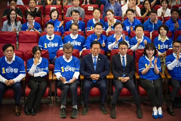 June 3, 2026, Seoul, South Korea: Members of the ruling Democratic Party of Korea, including party leader Jung Chung-rae, center, celebrate as exit poll results predict a landslide win for their party in the local elections, on Wednesday, June 3, 2026 at the National Assembly in Seoul, South Korea. Seoul South Korea  - ZUMAh163 20260603_znp_h163_015 Copyright: xJintakxHanx