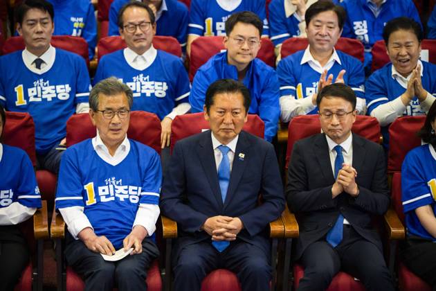June 3, 2026, Seoul, South Korea: Members of the ruling Democratic Party of Korea, including party leader Jung Chung-rae, center, celebrate as exit poll results predict a landslide win for their party in the local elections, on Wednesday, June 3, 2026 at the National Assembly in Seoul, South Korea. Seoul South Korea  - ZUMAh163 20260603_znp_h163_016 Copyright: xJintakxHanx