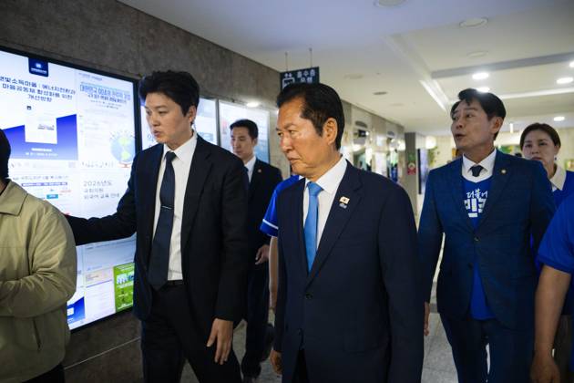 June 3, 2026, Seoul, South Korea: Jung Chung-rae, leader of the ruling Democratic Party of Korea, leaves after exit poll results predict a landslide win for his party in the local elections, on Wednesday, June 3, 2026 at the National Assembly in Seoul, South Korea. Seoul South Korea  - ZUMAh163 20260603_znp_h163_017 Copyright: xJintakxHanx
