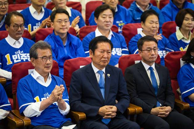 June 3, 2026, Seoul, South Korea: Members of the ruling Democratic Party of Korea, including party leader Jung Chung-rae, center, celebrate as exit poll results predict a landslide win for their party in the local elections, on Wednesday, June 3, 2026 at the National Assembly in Seoul, South Korea. Seoul South Korea  - ZUMAh163 20260603_znp_h163_018 Copyright: xJintakxHanx