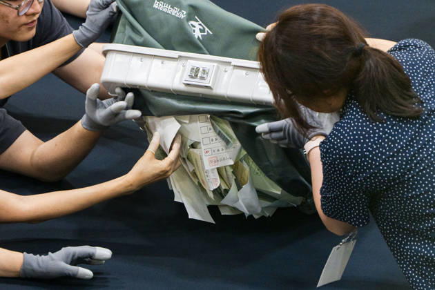 News Bilder des Tages June 3, 2026, Seoul, South Korea: Poll workers count ballots after the conclusion of voting in South KoreaÃ¢â‚¬â ¢s local elections on Wednesday, June 3, 2026 in Seoul, South Korea. Seoul South Korea - ZUMAh163 20260603_znp_h163_033 Copyright: xJintakxHanx