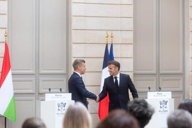 News Bilder des Tages French President Receives the Prime Minister of Hungary - Paris France s President Emmanuel Macron and Hungary s Prime Minister Peter Magyar during a joint press conference after a meeting at The Elysee Presidential Palace in Paris, France on June 3, 2026. Photo by Tiphaine Lebely Pool ABACAPRESS.COM Paris France  Copyright: xLebelyxTiphaine Pool ABACAx