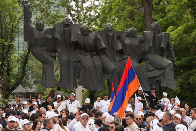 News Bilder des Tages ARMENIA, YEREVAN - JUNE 3, 2026: Activists gather near the Mountain Dance sculptural group in Mergelyan Park to rally for Strong Armenia ahead of the June 7 election to the National Assembly Yerevan Armenia  - ZUMAt113 20260603_zaa_t113_601 Copyright: xAlexanderxPatrinx