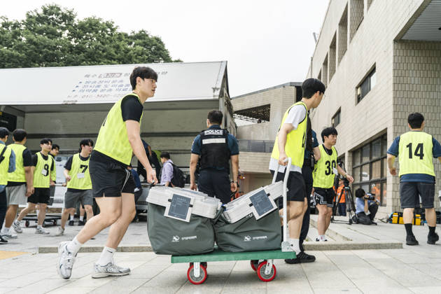 June 3, 2026, Seoul, Seoul, South Korea: Election workers carry ballot boxes into a vote-counting center following South Korea s nationwide local elections on June 3. Voters elected mayors, governors, local council members and regional education superintendents. Seoul South Korea - ZUMAm346 20260603_znp_m346_002 Copyright: xSuhxJeenxMoonx