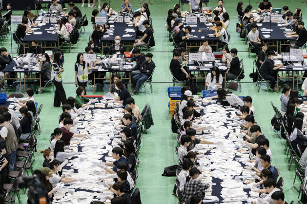 June 3, 2026, Seoul, Seoul, South Korea: Election workers count ballots at a vote-counting center following South Korea s nationwide local elections on June 3. Voters elected mayors, governors, local council members and regional education superintendents. Seoul South Korea - ZUMAm346 20260603_znp_m346_007 Copyright: xSuhxJeenxMoonx