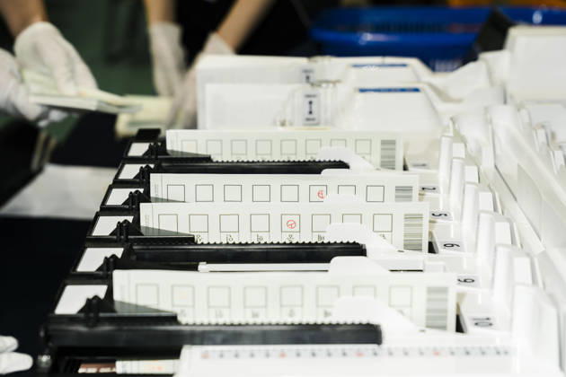 June 3, 2026, Seoul, Seoul, South Korea: A vote-counting machine sorts ballots at a vote-counting center following South Korea s nationwide local elections on June 3. Voters elected mayors, governors, local council members and regional education superintendents. Seoul South Korea - ZUMAm346 20260603_znp_m346_011 Copyright: xSuhxJeenxMoonx