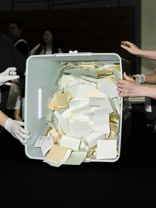 June 3, 2026, Seoul, Seoul, South Korea: Election workers open ballot boxes and pour ballots onto counting tables at a vote-counting center following South Korea s nationwide local elections on June 3. Voters elected mayors, governors, local council members and regional education superintendents. Seoul South Korea - ZUMAm346 20260603_znp_m346_012 Copyright: xSuhxJeenxMoonx