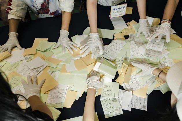 June 3, 2026, Seoul, Seoul, South Korea: Election workers sort ballots from opened ballot boxes on counting tables at a vote-counting center following South Korea s nationwide local elections on June 3. Voters elected mayors, governors, local council members and regional education superintendents. Seoul South Korea - ZUMAm346 20260603_znp_m346_014 Copyright: xSuhxJeenxMoonx