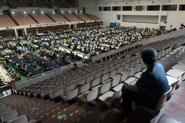 June 3, 2026, Seoul, Seoul, South Korea: A police officer watches over ballot counting at a vote-counting center following South Korea s nationwide local elections on June 3. Voters elected mayors, governors, local council members and regional education superintendents. Seoul South Korea - ZUMAm346 20260603_znp_m346_021 Copyright: xSuhxJeenxMoonx