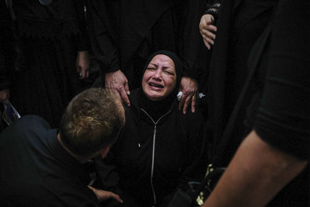 News Bilder des Tages People mourn during the funeral procession for members of a Lebanese family in Wardaniyeh, Lebanon, 03 June 2026. A displaced Lebanese family, parents Hassan Abdullah and Hanan Shehab, along with their children Leen, Ali, Ibrahim, and Julia, were killed in an Israeli airstrike in Marwanieh, south Lebanon. According to the Lebanese Ministry of Health, Israeli attacks across Lebanon have killed more than 3,500 people and injured more than 10,600 since renewed hostilities between Israel and Hezbollah began in March 2026. Funeral for Lebanese family killed in Israeli airstrike !ACHTUNG: NUR REDAKTIONELLE NUTZUNG! Copyright: xEdgarxGutiérrezx GRAF191 20260603-55020488484_1