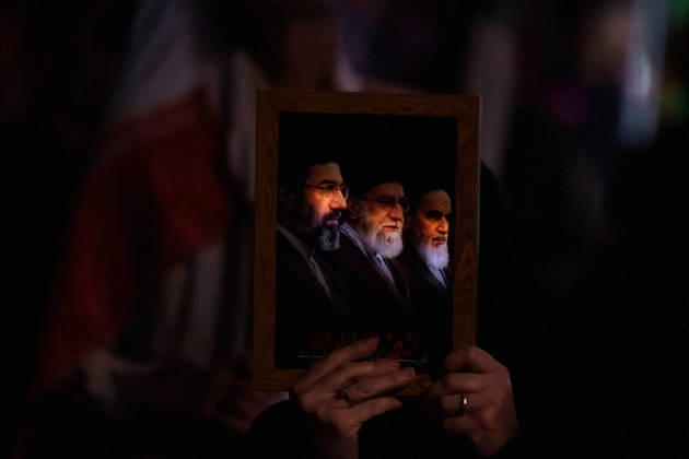 News Bilder des Tages June 3, 2026, Tehran, Iran: An Iranian holds up a portrait of Iran s late Supreme Leader, Ayatollah Ali Khamenei, and Iran s newly appointed Supreme Leader, Ayatollah Mojtaba Khamenei, during a state-organized rally amid a ceasefire in the conflict involving Iran, the United States and Israel. Iranâ€⠢s chief negotiator warned that the United States was not to be trusted, saying Tehran would not agree to any deal with Washington unless it fully secured Iranian rights, while U.S. President Donald Trump said on June 1 that talks with Iran were moving at a rapid pace. Tehran has threatened to widen the war by keeping the Strait of Hormuz blocked and activating other pressure points around the region, and the military adviser to Iranâ€â - ZUMAi98_ 20260603_zih_i98_008 Copyright: xIranianxSupremexLeader SxOfficex