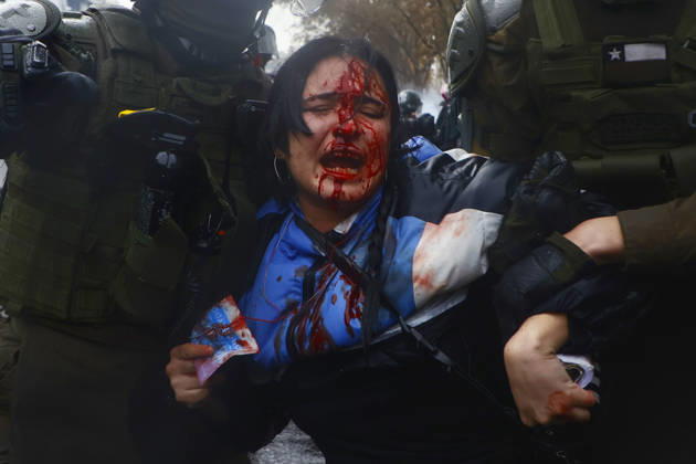 News Bilder des Tages Santiago, June 3, 2026 Confech calls for March from Plaza Baquedano despite not being authorized in that sector People gather in front of the theater of the University of Chile Dragomir Yankovic Aton Chile, Aton 1161811  Copyright: DRAGOMIRxYANKOVIC ATONxCHILE