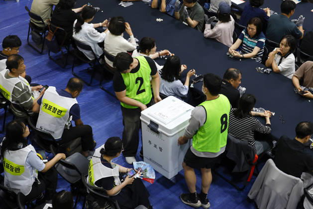 Nationwide local election vote count begins in South Korea Election officials officials move ballot boxes to a counting center in Seoul, South Korea, on June 03, 2026. Seoul South Korea  Copyright: xMatrixxImages JungxUi-Chelx