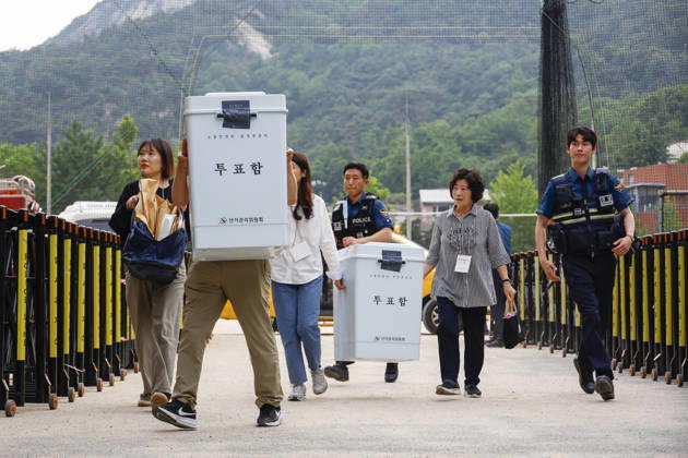 Nationwide local election vote count begins in South Korea Election officials officials move ballot boxes to a counting center in Seoul, South Korea, on June 03, 2026. Seoul South Korea  Copyright: xMatrixxImages JungxUi-Chelx