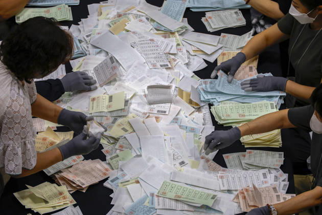Nationwide local election vote count begins in South Korea Election officials sort ballots transferred from polling stations for the 9th National Simultaneous Local Elections at a vote-counting center in Seoul, South Korea, on June 03, 2026. Seoul South Korea  Copyright: xMatrixxImages JungxUi-Chelx