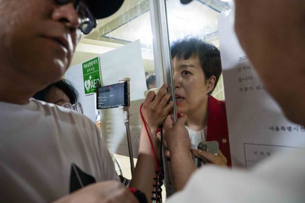 News Bilder des Tages June 4, 2026, Seoul, South Korea: An election official pleads to far-right protesters as they surround a voting center and block its workers from sending ballots for counting in South KoreaÃ¢â‚¬â ¢s local elections, on Thursday, June 4, 2026 in Seoul, South Korea. Some people were unable to vote because several voting centers ran out of ballots; the National Election Commission admitted to not printing enough paper ballots for the election, which will determine several crucial local races, including the mayors of Seoul and Busan. Seoul South Korea  - ZUMAh163 20260604_znp_h163_007 Copyright: xJintakxHanx