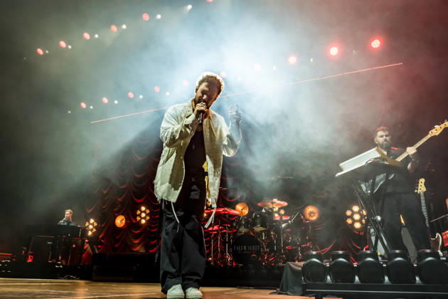 Calum Scott tritt am 3. Juni 2026 im Rahmen seiner The Avenoir Tour in der QUARTERBACK Immobilien ARENA in Leipzig auf. Rund 4.500 Zuschauer verfolgten das Konzert des britischen Sängers und Songwriters, der unter anderem die Hits You Are The Reason, Dancing On My Own, Biblical und No Matter What sowie aktuelle Songs seines neuen Albums präsentierte. Bekannt wurde Scott 2015 durch seine Teilnahme an der britischen Castingshow Britain™s Got Talent, wo er mit seiner Interpretation von Dancing On My Own den Golden Buzzer erhielt und international Aufmerksamkeit erlangte. Calum Scott Leipzig