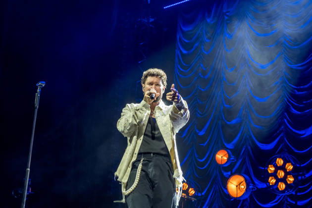 Calum Scott tritt am 3. Juni 2026 im Rahmen seiner The Avenoir Tour in der QUARTERBACK Immobilien ARENA in Leipzig auf. Rund 4.500 Zuschauer verfolgten das Konzert des britischen Sängers und Songwriters, der unter anderem die Hits You Are The Reason, Dancing On My Own, Biblical und No Matter What sowie aktuelle Songs seines neuen Albums präsentierte. Bekannt wurde Scott 2015 durch seine Teilnahme an der britischen Castingshow Britain™s Got Talent, wo er mit seiner Interpretation von Dancing On My Own den Golden Buzzer erhielt und international Aufmerksamkeit erlangte. Calum Scott Leipzig